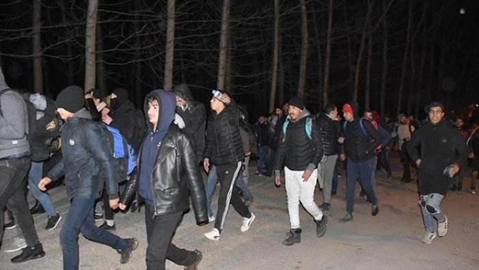 (بالفيديو) هجرة جماعية بعد فتح تركيا للحدود البحرية والبرية