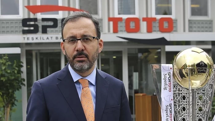 وزير الشباب يطمئن طلاب المنح الدراسية في تركيا