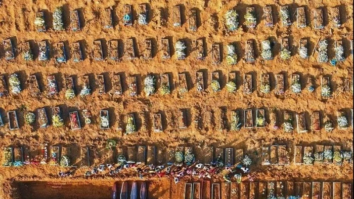 مشاهد صادمة.. فيديو لعملية دفن جماعي لضحايا كورونا في البرازيل