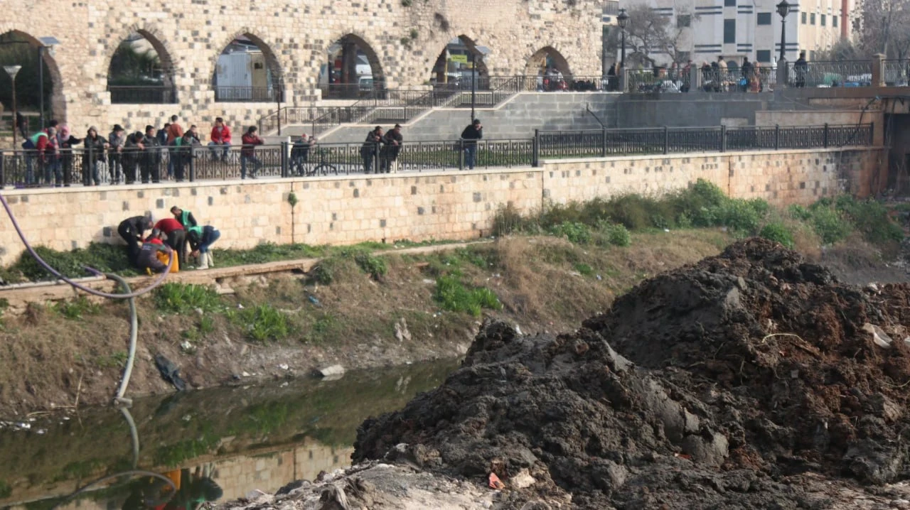 حماة تستأنف ضخ المياه إلى نهر العاصي بعد حملة تنظيف شاملة للمجرى بالتعاون مع "منظمة رحمة بلا حدود"