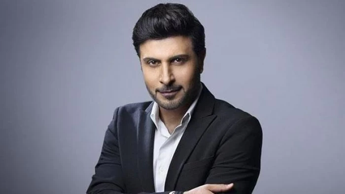 شاهد فتاة سعودية تقتحم المسرح وتعانق ماجد المهندس