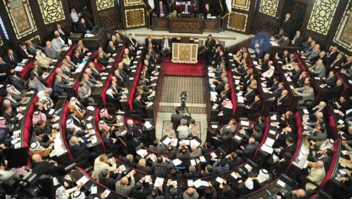 برلمانيون يطالبون بحجب الثقة عن الحكومة .. ويسألون: أين حاكم المركزي مما يحدث؟