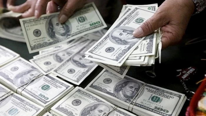 الدولار يتماسك قبل العطلات والاسترليني يتعافى ببطء