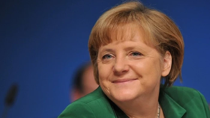 سوريون يصّلون لسلامة المستشارة الألمانية "أنجيلا ميركل"