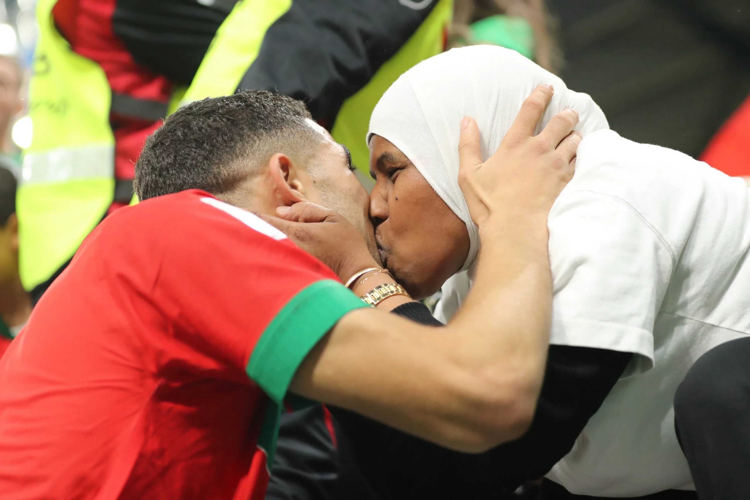 بالفيديو والصور.. أشرف حكيمي يحتفل مع والدته بتأهل منتخب المغرب بعد تأهلهم الى دور الثمانية