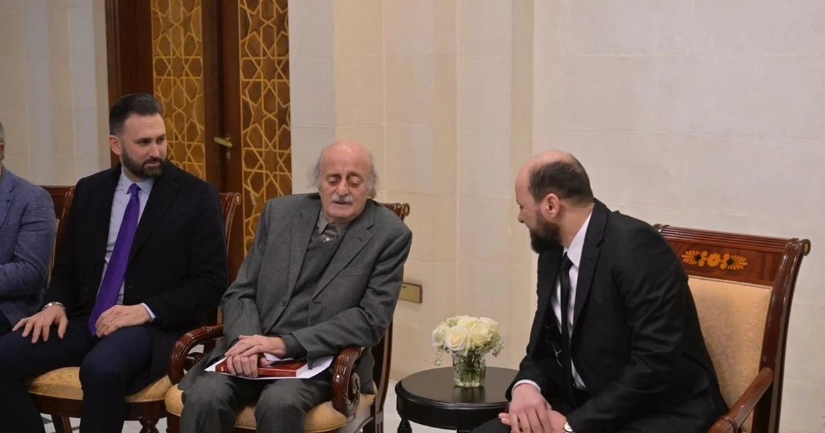 وليد جنـبلاط يـزور دمشق في أول زيـارة لمسـؤول لبـناني بعد سقـوط الأسـد