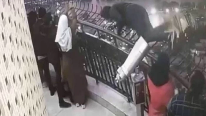 بسبب أزمة نفسية.. طالب مصري ينتحر من أعلى برج القاهرة (فيديو)