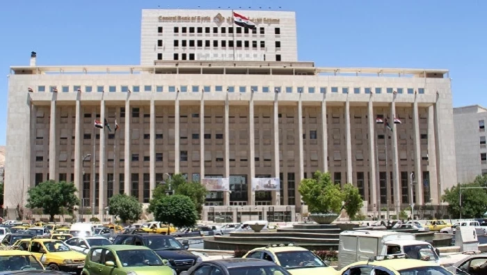 المركزي يقترح على الصناعيين تمويل مستورداتهم بسعر 700 ليرة للدولار