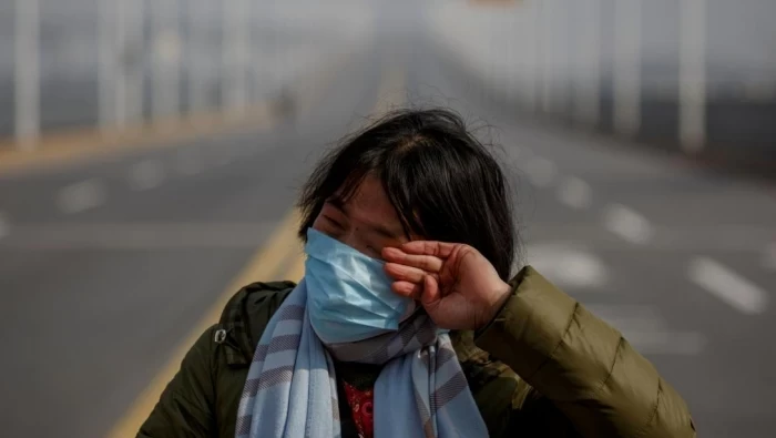 أم صينية تتوسل لعلاج ابنتها المصابة بالسرطان في مقاطعة عزلها «كورونا»