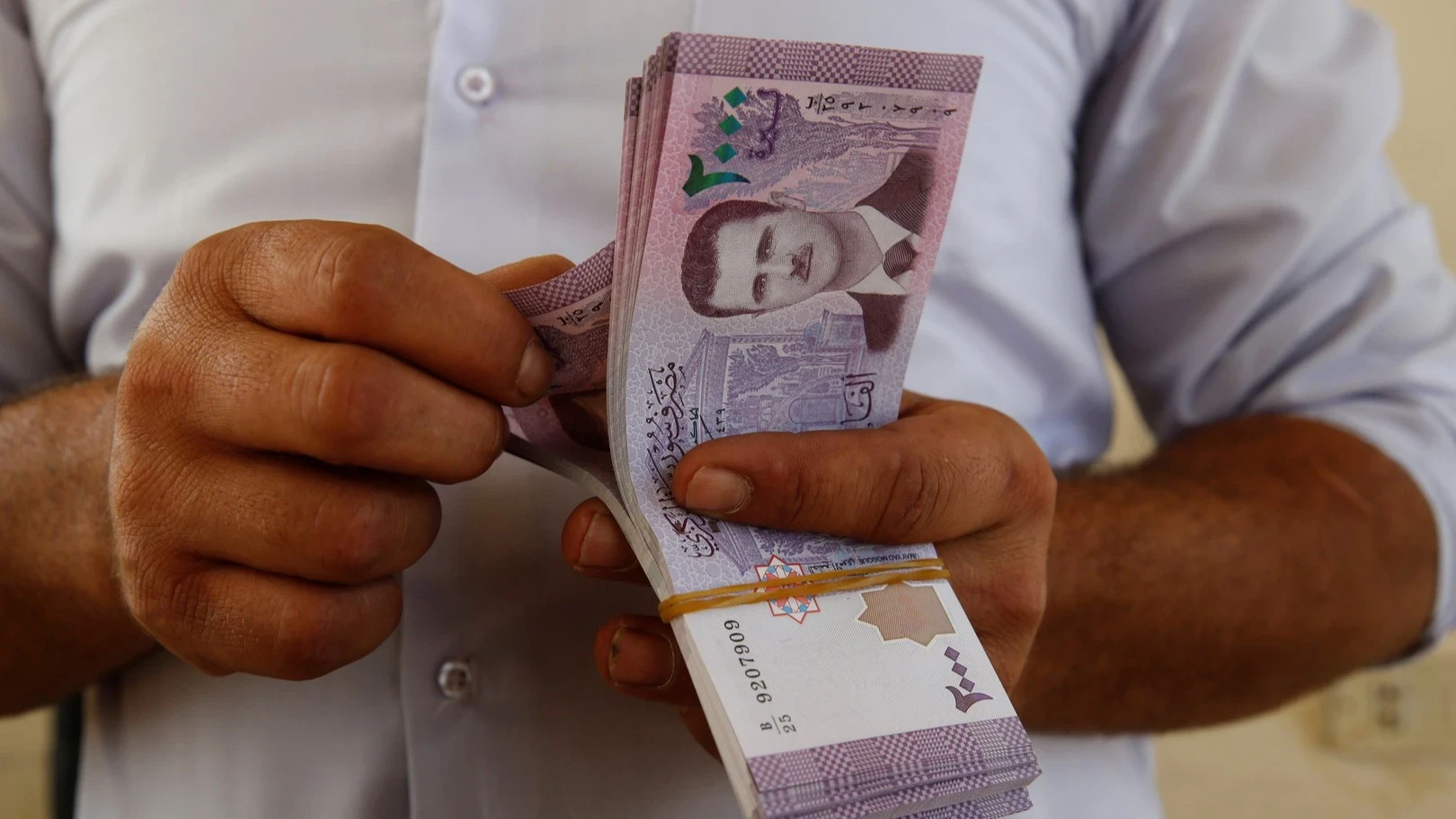 زيادة الرواتب في سوريا: خبير اقتصادي يحذر من التضخم ويدعو لضبط الأسعار