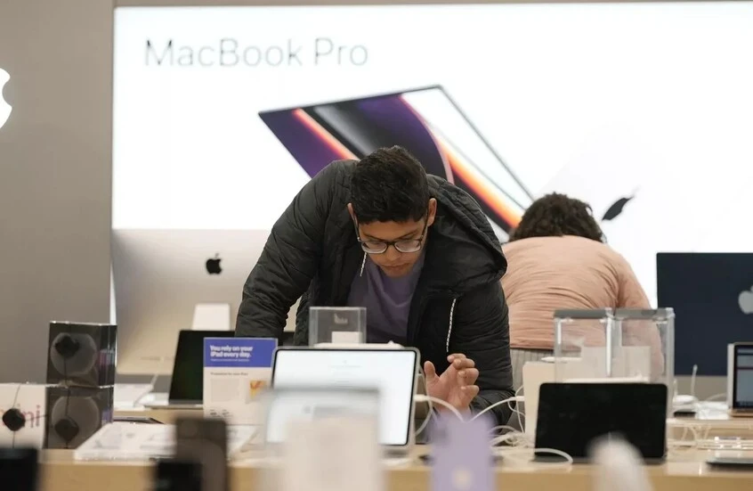 أميركا تُمهّد لرسوم جديدة على الأجهزة الإلكترونية لدعم الصناعة المحلية والتقليل من الاستيراد