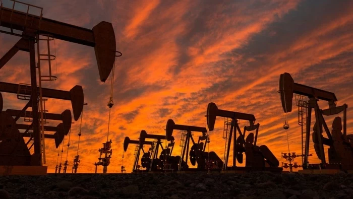 النفط يصعد وينهي الأسبوع على ارتفاع مع بدء تخفيضات قياسية لأوبك+