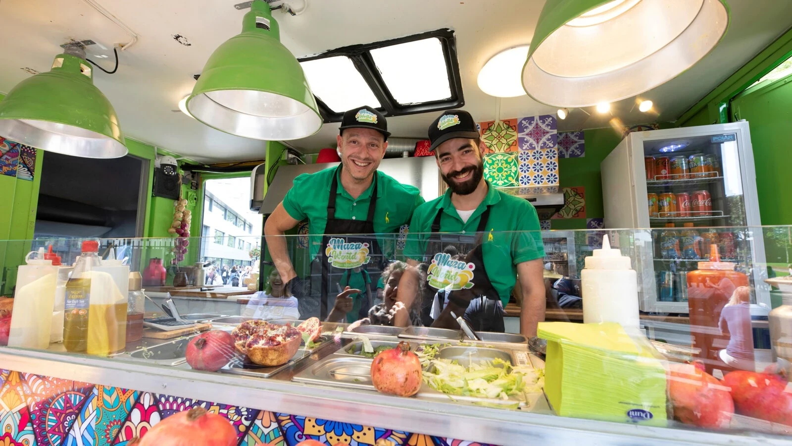 حملة هولندية لدعم "رجل الفلافل" السوري بعد احـتـرا.ق كـشـكه