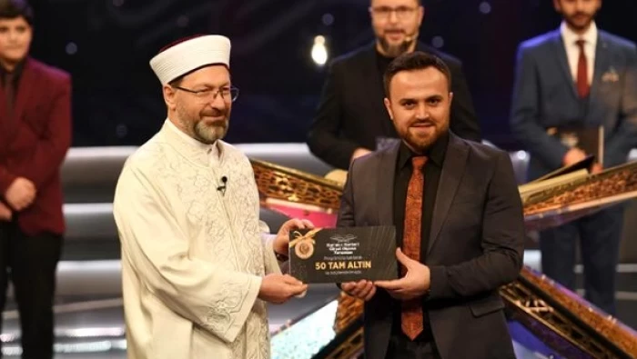 فوز مؤذن جامع تشامليجا الكبير بمسابقة تلاوة القرآن الكريم