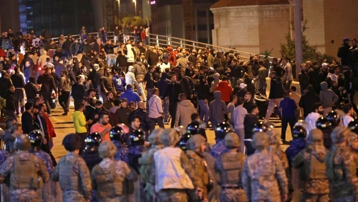 بالفيديو.. مؤيدي "حزب الله" وحركة أمل يعتدون على المتظاهرين في بيروت