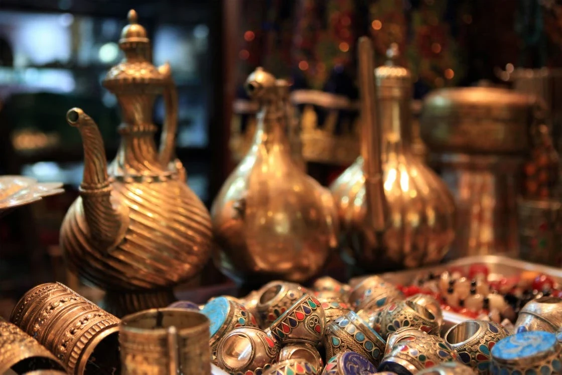 ضـبط إمبـراطـور الذهب: تأثيـر ارتـفاع أسعار المعدن الثـمين وسيـطـرته على السوق