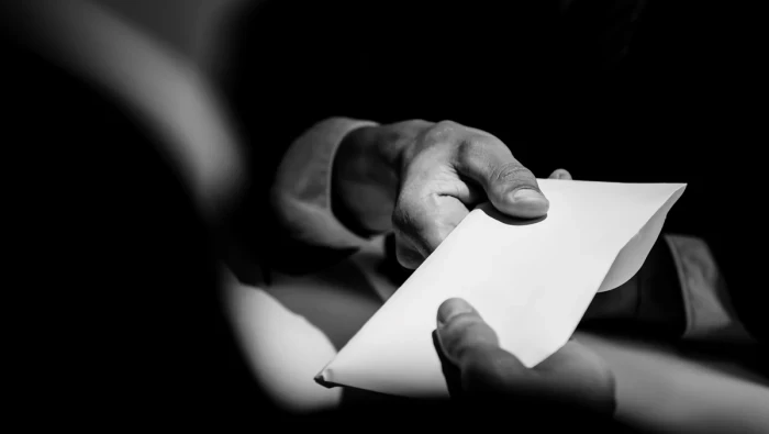 أستاذ جامعي يقدم استقالته بعد عجزه عن مواجهة الفاسدين والسرقات بمئات الملايين