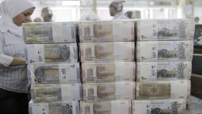 مصادر لـ "رويترز": المركزي تخلى عن تحركات لدعم الليرة السورية