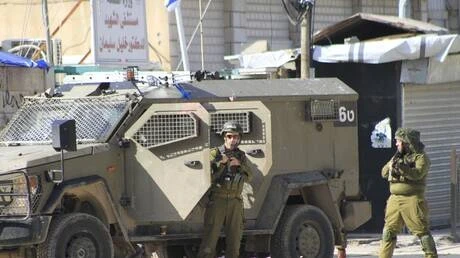 شاب فلسطيني يروي كيف استخدمه الجيش الإسرائيلي كدرع بشري (فيديو)