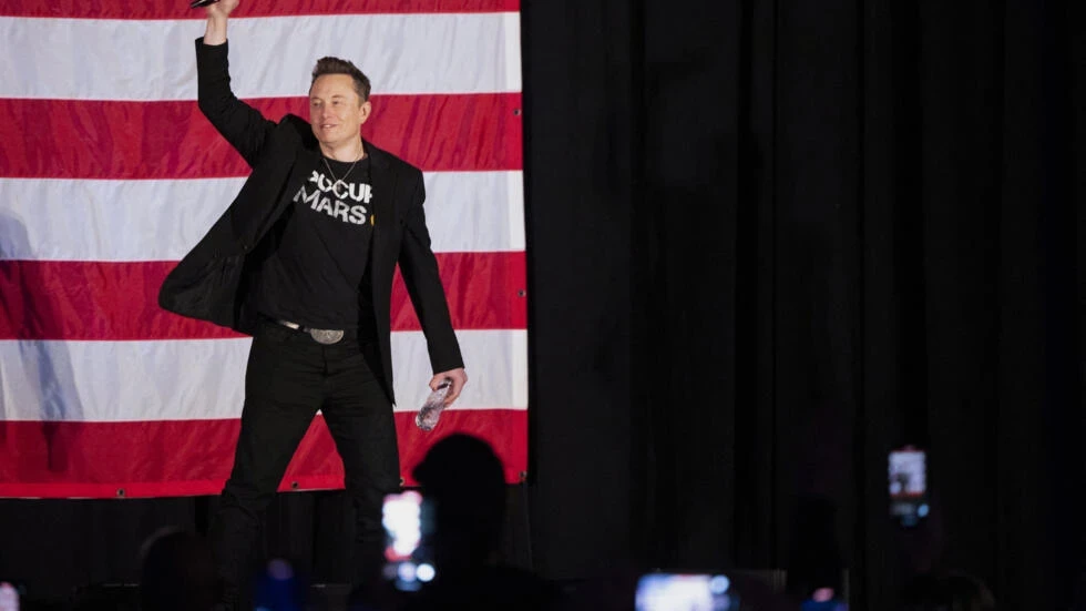 قـاضٍ أمريكي يوافـق على اسـتمرار إيلون ماسك في تـوزيع جـائزة مـليون دولار يوميًا