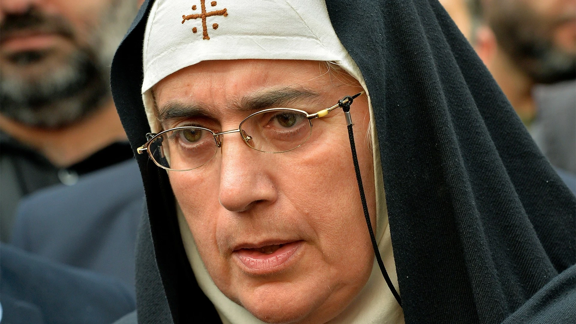 أغنيس مريم الصليب: من راهبة الأسد إلى شخصية مثيرة للجدل في السياسة السورية