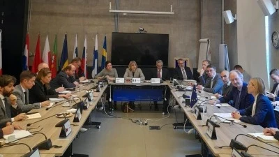 الاتحاد الأوروبي يبحث التطورات السياسية في سوريا مع المبعوث الأممي