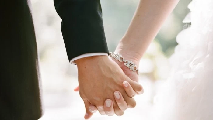 أخت رفعت دعوى نفي نسب على والديها لتثبيت زواجها من أخيها !