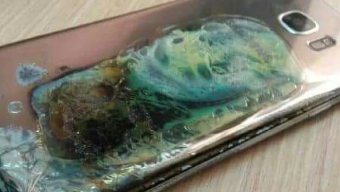 سامسونج تحاول رشوة احد المستخدمين بعد احتراق هاتفه.