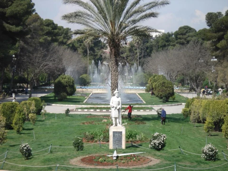 تمـثال الشاعر أبو فراس الحمداني في حلب.. ازالـة وترمـيم