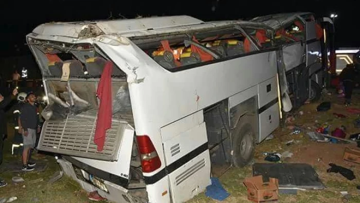 وفاة خمسيني سوري و إصابات عشرات آخرين جراء انقلاب حافلة تقل لاجئين متجهة إلى الحدود السورية لترحيلهم