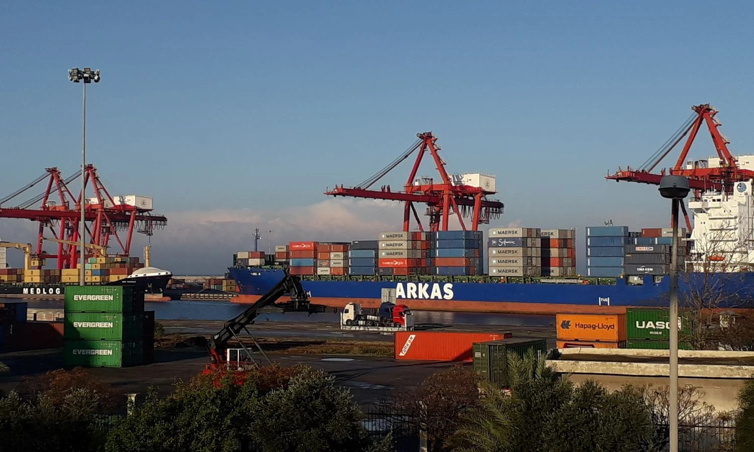 تقـرير: من ترسيـم الحدود البحرية إلى استقطـاب المسـتثمرين: كيف يمكن لسوريا الاستـفادة من ثـروات الغـاز في المتوسط؟