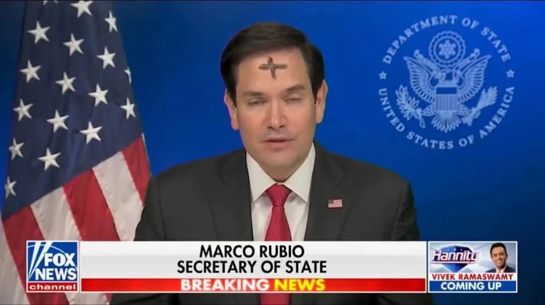 وزير الخارجية الأميركي ماركو روبيو يقوم بإشارة دينية خلال لقاء صحفي حول الأوضاع السياسية في الشرق الأوسط وأوكرانيا