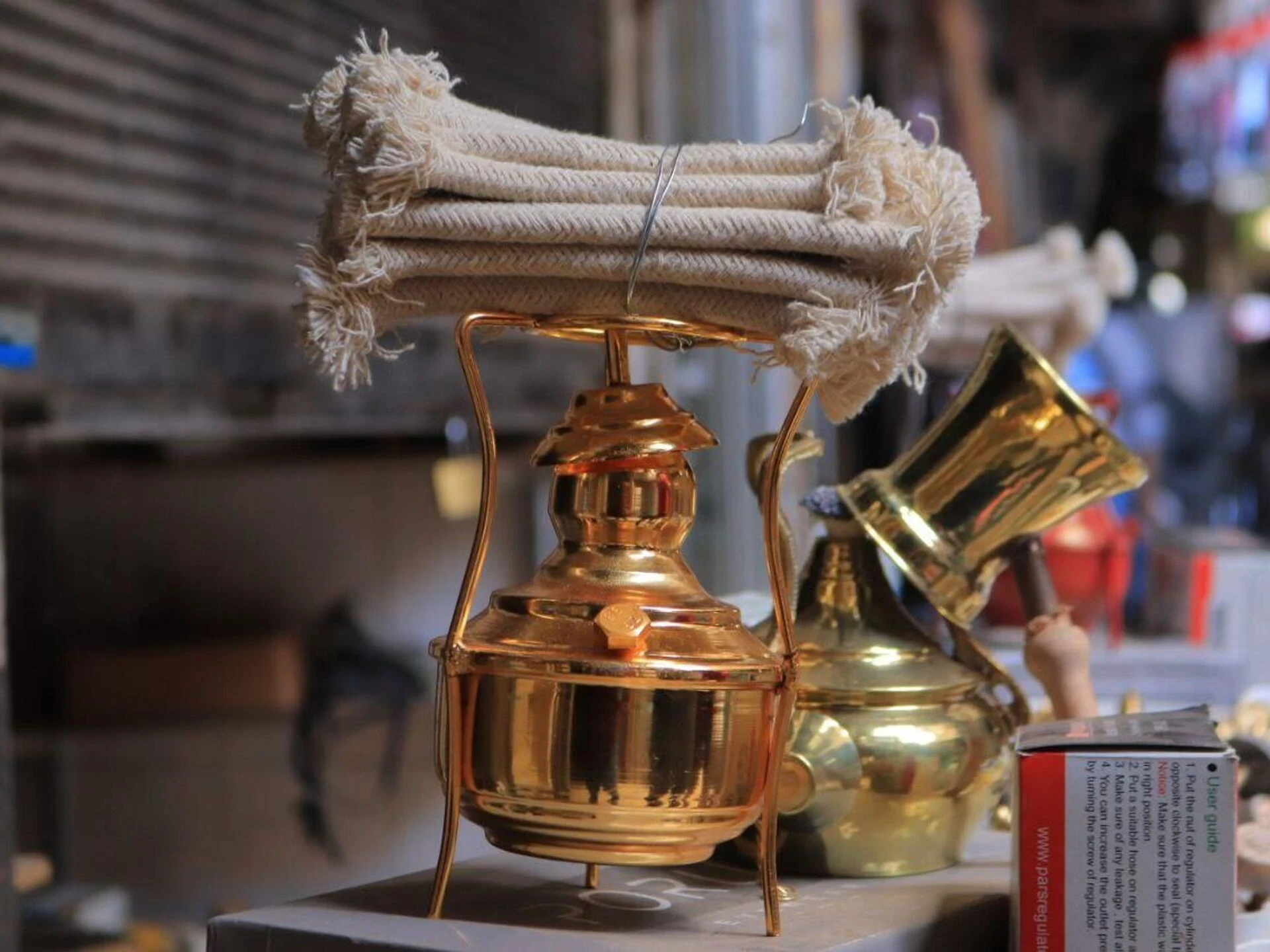 ارتـفاع تـكاليـف التدفـئـة يدفـع السوريين للاعـتمـاد على حلـول بديـ.ـلة ومكـ.ـلفة