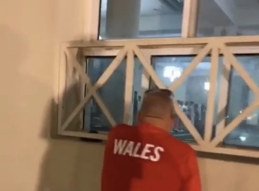 بالفيديو... مشجعين في كأس العالم يراقبون المسلمين وهم يؤدون الصلاة في مسجد بدولة قطر