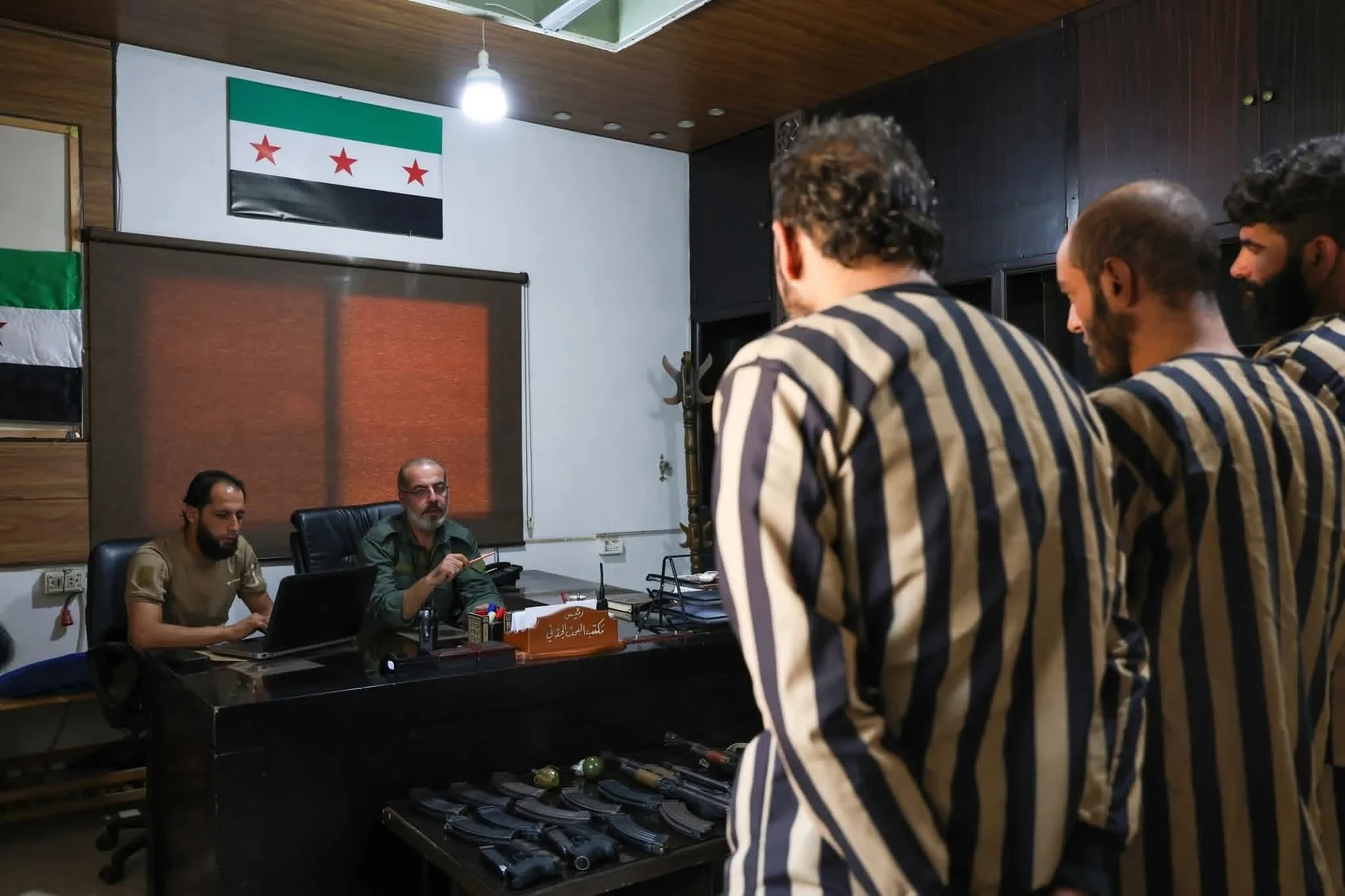 الأمن الداخلي في حمص يلقي القبض على عصابة تنتحل صفة الشرطة وتنفذ جـ.ـرائم سلب ومخـ.ـدرات