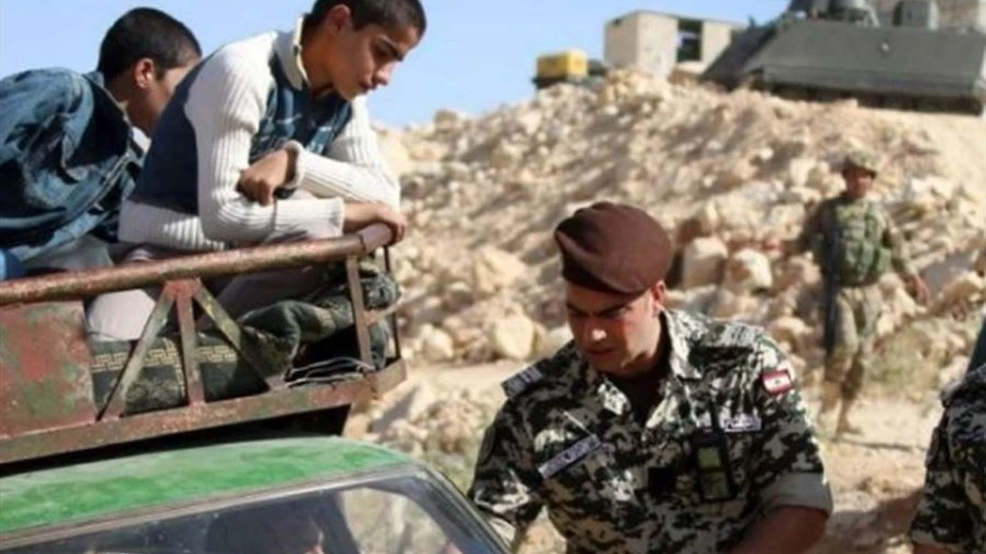 لبنان يقدّم تسهيلات مؤقتة للسوريين والفلسطينيين الراغبين بمغادرة أراضيه عبر المعابر البرية