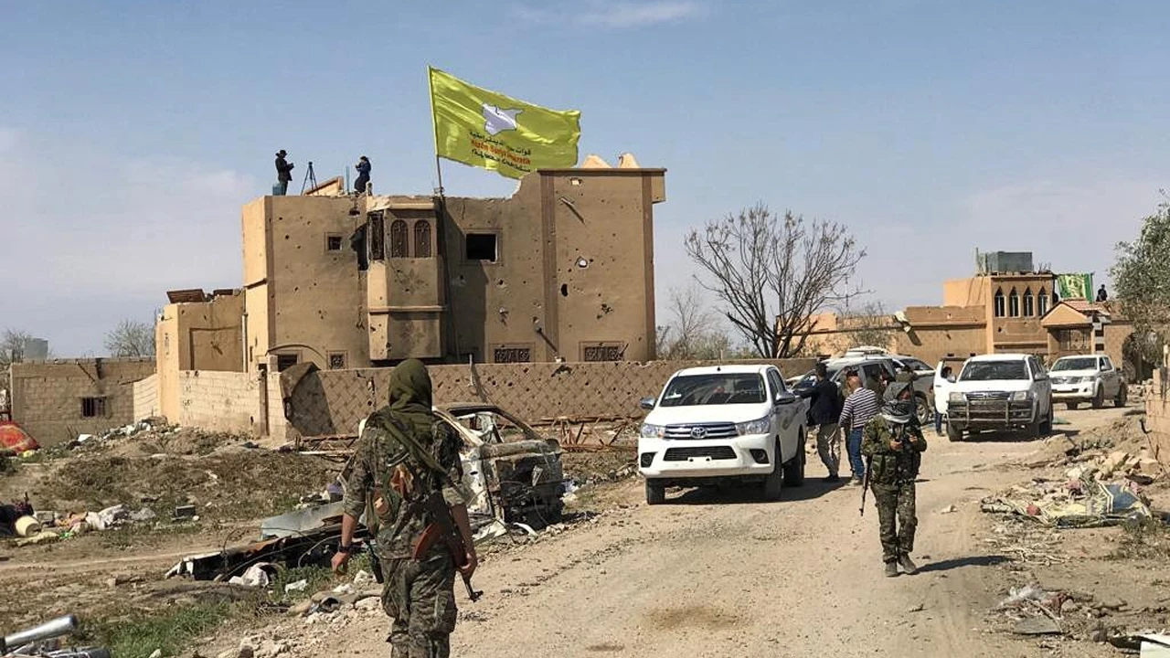 قسد تعلن إغلاق المعابر مع مناطق الحكومة السورية في الرقة ودير الزور والطبقة