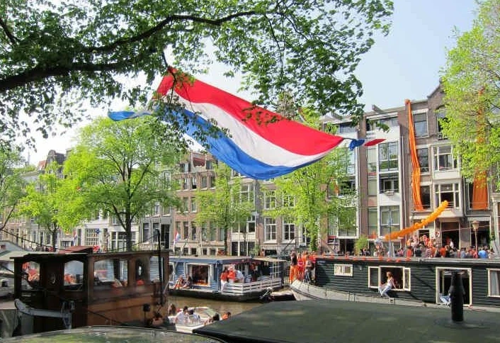 هولندا تعـلن بعض أجـزاء سوريا "مناطق آمـنـة" وتقلـص حقـوق اللاجئـين السوريين