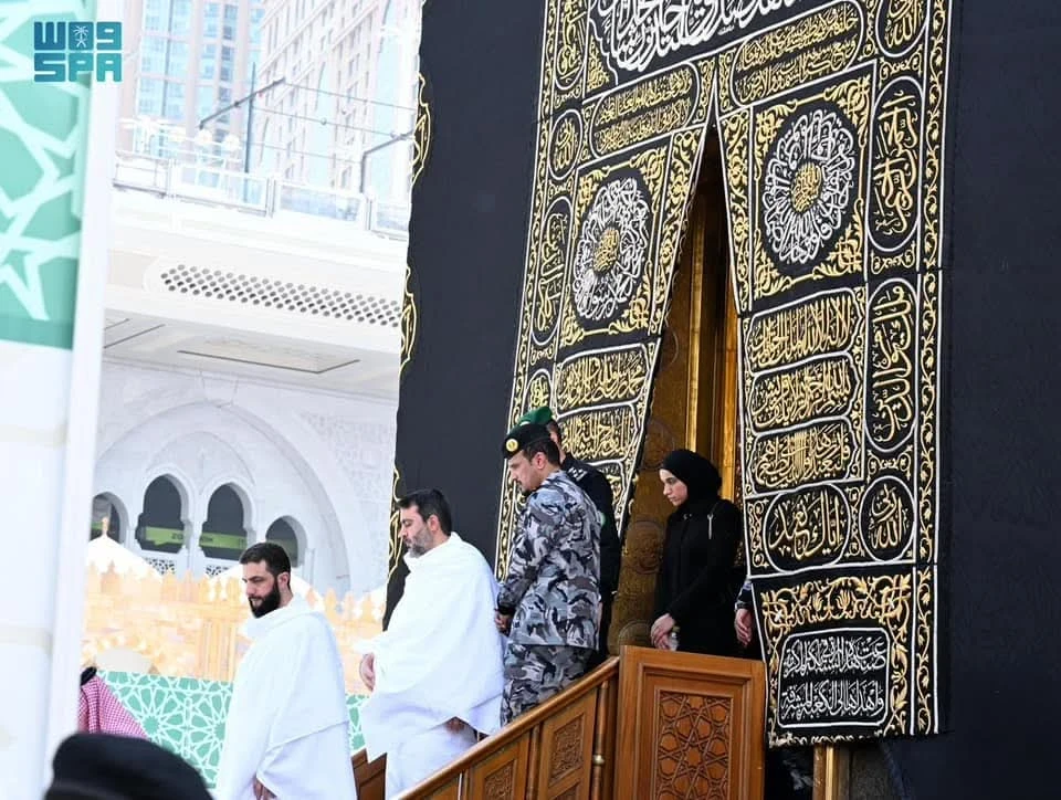 بالصور... السيد أحمد الشرع وعقيلته السيدة لطيفة الشرع يؤدّيان مناسك العمرة في مكة المكرمة