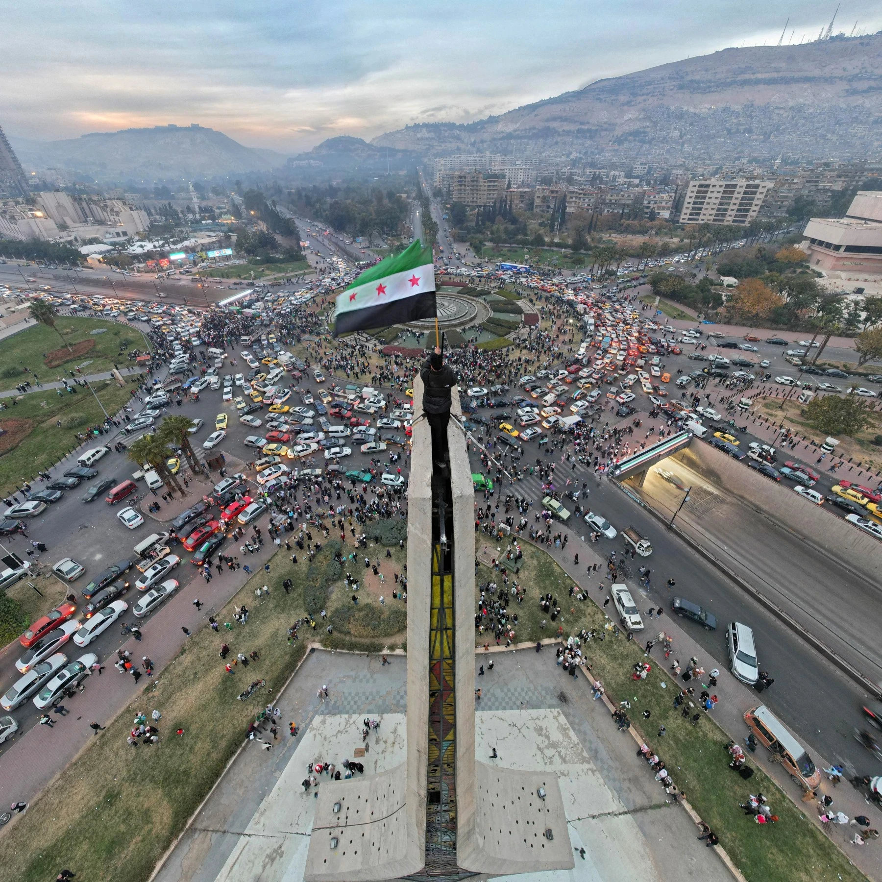 تحوّل أمريكي مفاجئ: واشنطن تطلب رفع العقوبات عن الرئيس السوري!
