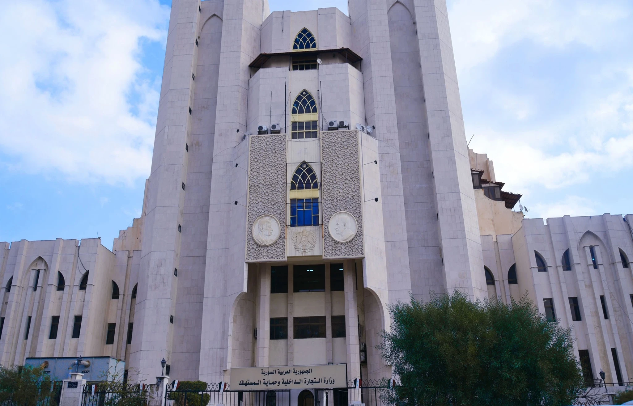 التحـديات في تطـبيق قـوانيـن حـمايـة المستهلك وتفـاوت الأسعار: وزير التجارة الداخلية يـوضـح