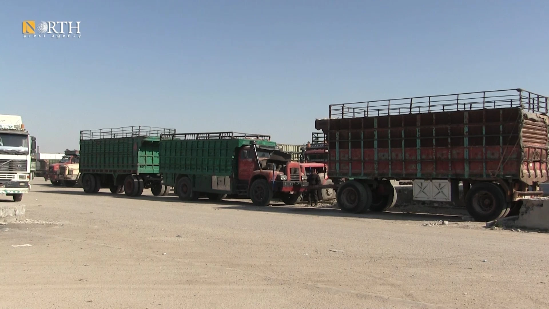 شاحنة مكشـ.ـوفة تحمل مـ.ـلايين الليرات السورية تتجول في الرقة