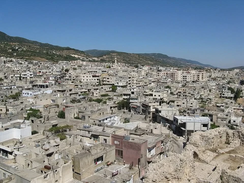 احتجاجات في مدينة مصياف بسبب أعمال تخريب طالت مقام الإمام أحمد الوفي