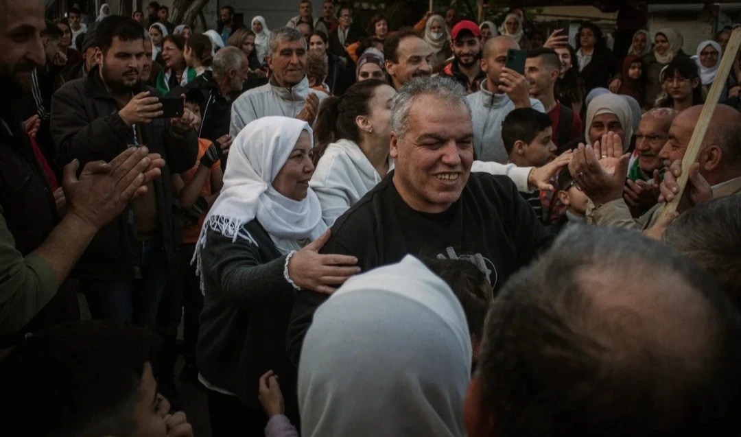 بعد 13 عامًا من المنفى، الضابط المنشق محمد وطفة يعود إلى مصياف وسط استقبال حافل