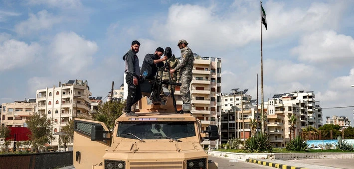 إيران تنفي أي علاقة بالأحداث في الساحل السوري وتستغرب استبعادها من اجتماع عمّان