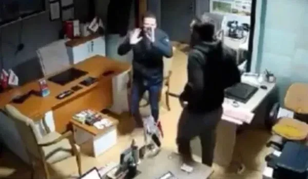 بالفيديو... ردة فعل غريـ.ـبة من شاب انتـ.ـحر صديقه أمامه فسجد وعاد إلى هاتفه