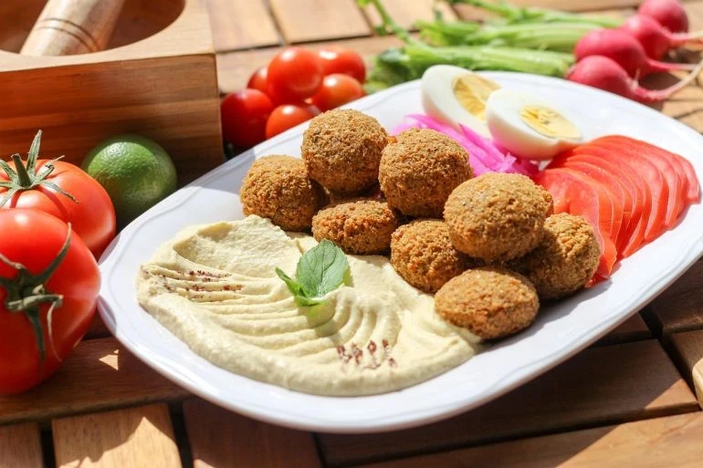 تفـاوت أسعار الفلافل في السوق: من وجبة شعبية إلى عـبء مـالـي