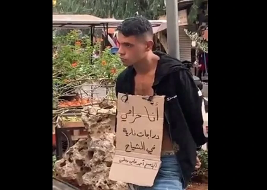 شاهد.. ماذا فعل اهالي منطقة "الشياح" بسـ.ـارق دراجات نـ.ـارية اعتقـ.ـلوه في بيروت