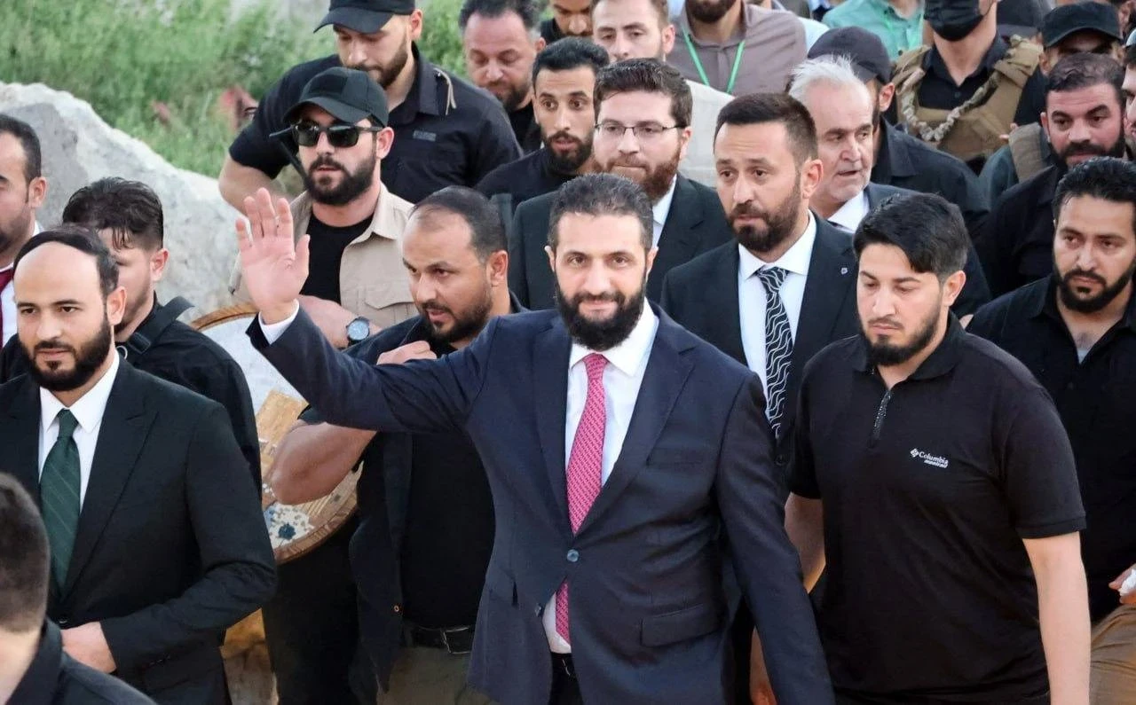 الرئيس الشرع يتصل بمحافظ حلب للاطمئنان على أجواء العيد والأوضاع في المدينة