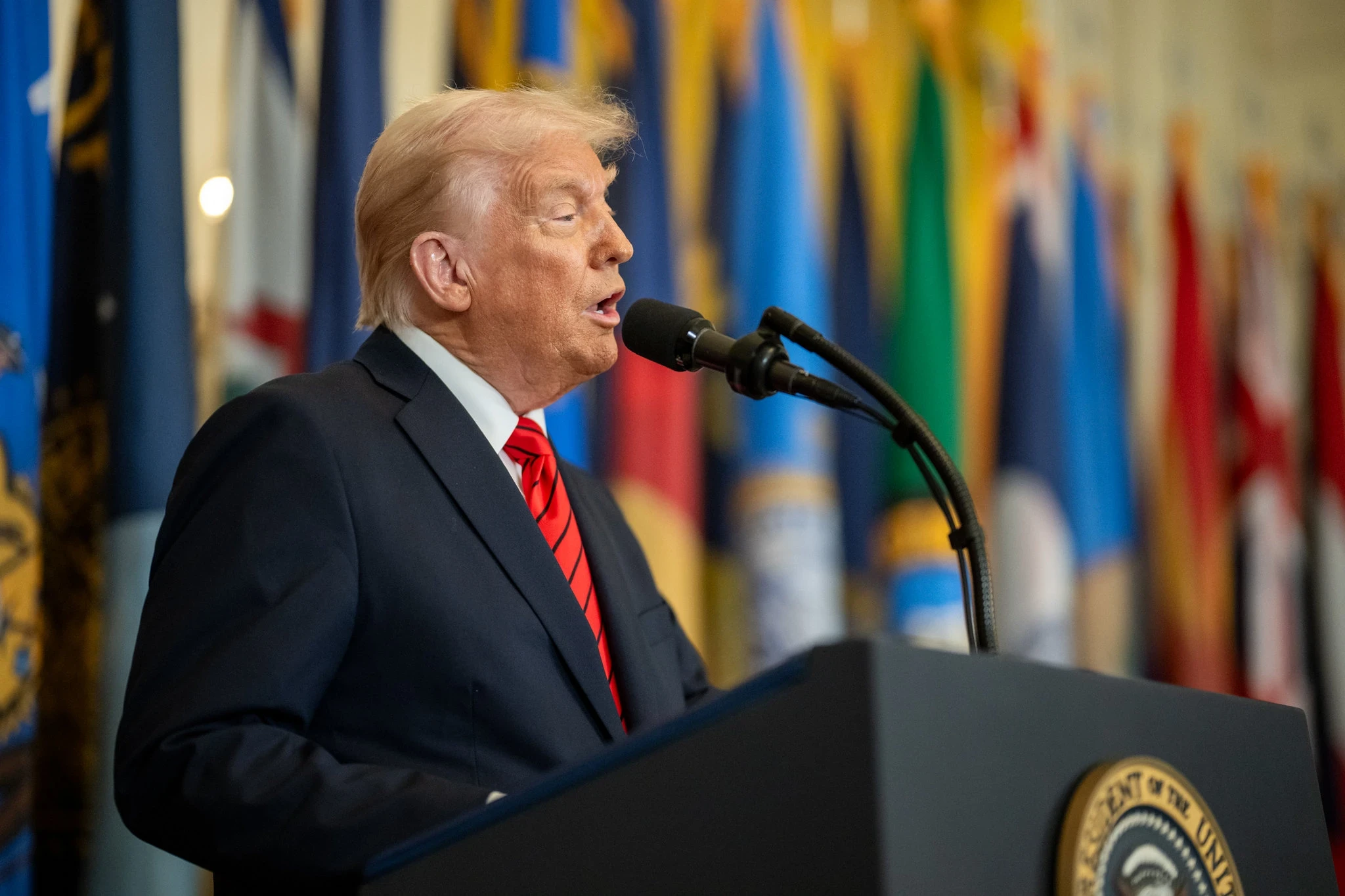 ترامب يفرض رسومًا جمركية جديدة على واردات السيارات ويشعل التوتر التجاري العالمي